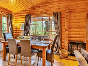 Un comedor con mesa y sillas y chimenea. en 3 Bed in Peebles LK15M, en Walston 30 fotos más