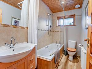 Un baño con bañera, lavabo e inodoro. en 3 Bed in Peebles LK15M, en Walston