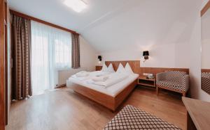Ένα ή περισσότερα κρεβάτια σε δωμάτιο στο Hotel Schröckerhof +105 φωτογραφίες