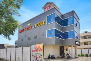 ein Gebäude mit davor geparkten Motorrädern in der Unterkunft Hotel O Crown & Lodge in Dehu + 22 Fotos