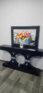 ein Fernseher auf einem Tisch mit einem Fernseher darauf in der Unterkunft Casa Zelaya en Isla San Blas, La libertad salvador in La Libertad