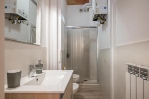 Un baño blanco con lavabo e inodoro. en La Dodicesima Luna, en Peccioli 25 fotos más