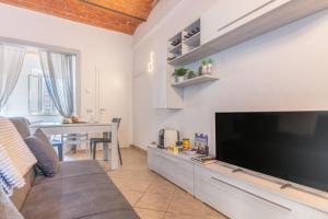 Una sala de estar con un televisor de pantalla plana grande. en La Dodicesima Luna, en Peccioli
