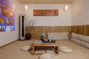 salon z kanapą i stolikiem kawowym w obiekcie Xiwoo Designer Villa with Exclusive Courtyard & Hot Spring w mieście Taiping