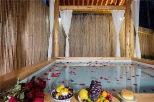 una piscina piena di frutta e verdura di Xiwoo Designer Villa with Exclusive Courtyard & Hot Spring a Taiping