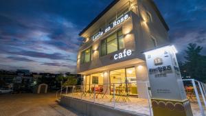 un bâtiment avec une enseigne devant lui dans l'établissement Gyeongju La Vie en Rose, à Tongnyŏng