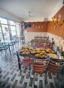 ムスーリーにあるAman's Peak & Plate- Near Jw Marriott Mussorieのレストランのテーブル