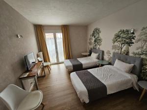 Μια τηλεόραση ή/και κέντρο ψυχαγωγίας στο Hotel du Commerce Chez Stéphane
