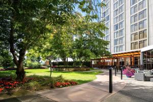 リッチモンドにあるRadisson Blu Vancouver Airport Hotel & Marinaの木々と花々が咲き誇る建物の前の公園