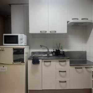 Kuchyň nebo kuchyňský kout v ubytování Yongridan-gil House2