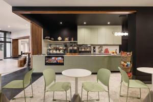 リッチモンドにあるRadisson Blu Vancouver Airport Hotel & Marinaのキッチン(テーブル2台、椅子、カウンター付)