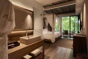 Una cama o camas en una habitación de Shishe Spring Designer Homestay