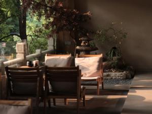 Un lugar para sentarse en Shishe Spring Designer Homestay