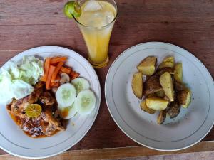 KriにあるEddo Homestayのジャガイモと野菜の料理2皿と飲み物 +20枚の写真