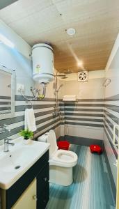 ムスーリーにあるAman's Peak & Plate- Near Jw Marriott Mussorieのトイレと洗面台のあるバスルーム