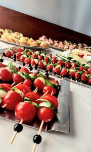 un mucchio di vassoi pieni di frutta e verdura rossa di Sportcentrum Brandýs a Brandýs nad Labem-Stará Boleslav