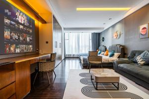 een woonkamer met een bank en een tafel bij Aixin Yangtze River International Apartment in Chongqing