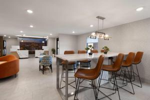 a kitchen and dining room with a table and chairs at La Quinta Inn & Suites by Wyndham Greenville Woodruff Rd in Greenville