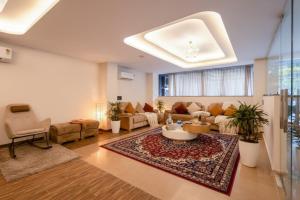 Χώρος καθιστικού στο Hotel Leeef Ninee Hotel in Sector 23, Near Udyog Vihar