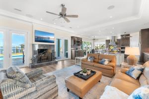 Una sala de estar llena de muebles y una chimenea. en 9 Willow Green Dr, en Cocoa Beach