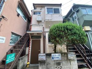 un condominio con una porta di fronte di e101 阿佐ヶ谷ローズハウス a Tokyo