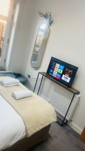 a room with two beds and a sign on the wall at Luxe Haven - Sleeps 4 Apartment Nottingham City Centre in Nottingham