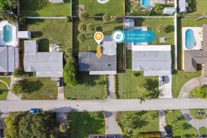 Una vista aérea de una carretera con una señal de límite de velocidad. en 131 W Pasco Ln, en Cocoa Beach