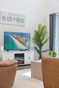 TV a/nebo společenská místnost v ubytování 139 Ocean Estates Dr