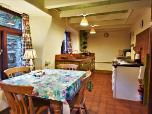 Η κουζίνα ή μικρή κουζίνα στο 3 Bed in Polruan PC032