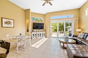 una sala de estar con un sofá y una mesa en 128 Mediterranean Way, en Indian Harbour Beach
