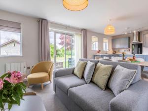 O bucătărie sau chicinetă la 2 Bed in St. Mellion 87715