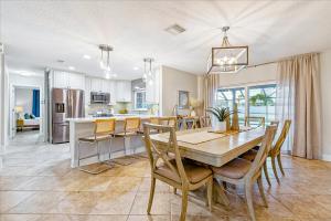 Un comedor y una cocina con mesa y sillas. en 120 E Park Ln, en Cocoa Beach