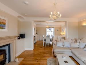 Μια τηλεόραση ή/και κέντρο ψυχαγωγίας στο 4 Bed in Polruan PC044