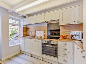 Η κουζίνα ή μικρή κουζίνα στο 3 Bed in Polruan 83821