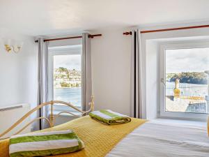 Ένα ή περισσότερα κρεβάτια σε δωμάτιο στο 3 Bed in Polruan 83821