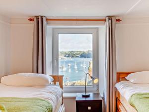 Katil atau katil-katil dalam bilik di 3 Bed in Polruan 83821