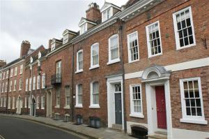 una fila de edificios de ladrillo en una calle en St Johns Hill Apartments, en Shrewsbury