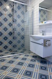 Łazienka wyposażona jest w umywalkę oraz niebiesko-białe kafelki. w obiekcie Luna Hotel Kaleiçi w mieście Antalya