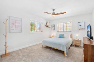 Un dormitorio con una cama y un ventilador de techo. en 201 Marion Street, en Indian Harbour Beach 38 fotos más