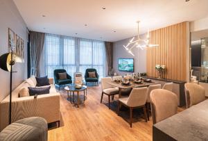 salon z kanapą, stołem i krzesłami w obiekcie Стильные апартаменты,пляж Банг Тао w mieście Laguna Phuket