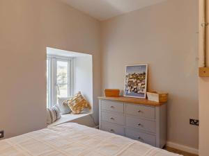 Cama ou camas em um quarto em 2 Bed in Polruan 91015
