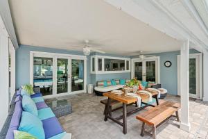 una sala de estar con un sofá y una mesa en 4822 Fairview Dr, en Cabo Cañaveral