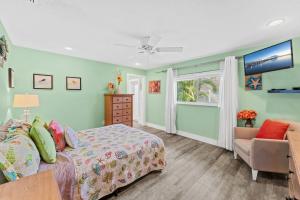 Un dormitorio con una cama y una silla y una ventana. en 4822 Fairview Dr, en Cabo Cañaveral 38 fotos más