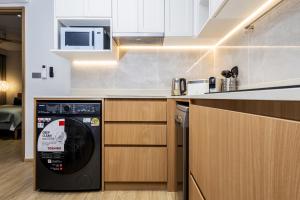 Η κουζίνα ή μικρή κουζίνα στο Laguna Beachside Retreat by IBG Property 4405