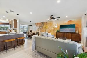 sala de estar con sofá grande y cocina en 307 Brightwaters Dr, en Cocoa Beach