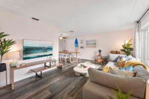 una sala de estar con un sofá y una mesa en 311 Jack Dr, en Cocoa Beach