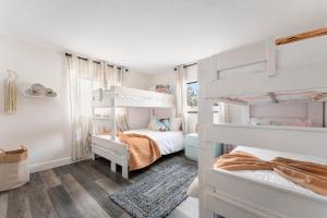1 dormitorio con 2 literas y alfombra en 311 Jack Dr, en Cocoa Beach 28 fotos más