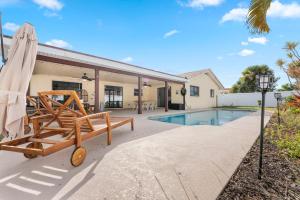 una villa con piscina y una casa en 311 Jack Dr, en Cocoa Beach
