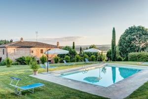 a swimming pool in the yard of a house at Agriturismo Il poggiarello in Foiano della Chiana