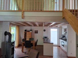 ノルトホルンにあるFerienhaus Nordhorn - Auf Wolke 7 und Seeparadiesのキッチン、ダイニングルーム(ロフト付)